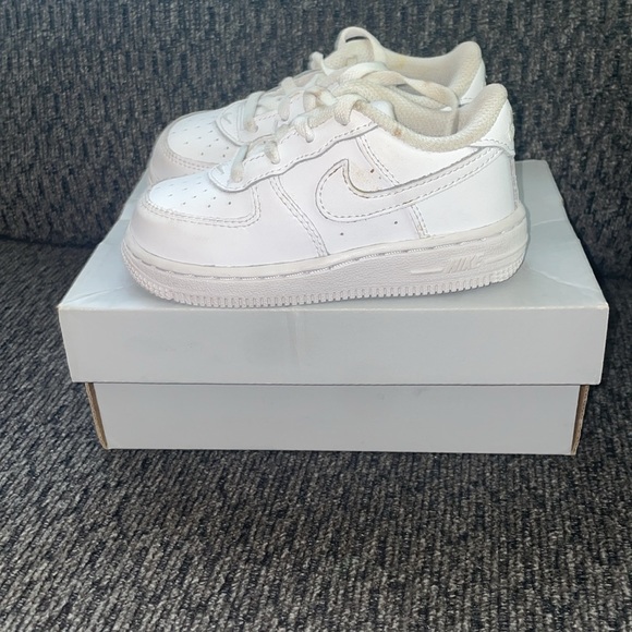 Kids White Sneakers- Air Force One - Picture 4 of 6